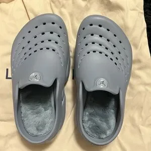 ORIGINAL BRAND NEW LV Shark clog Size 5 ( men)
Foot length 
23.7 cm - 9.3\